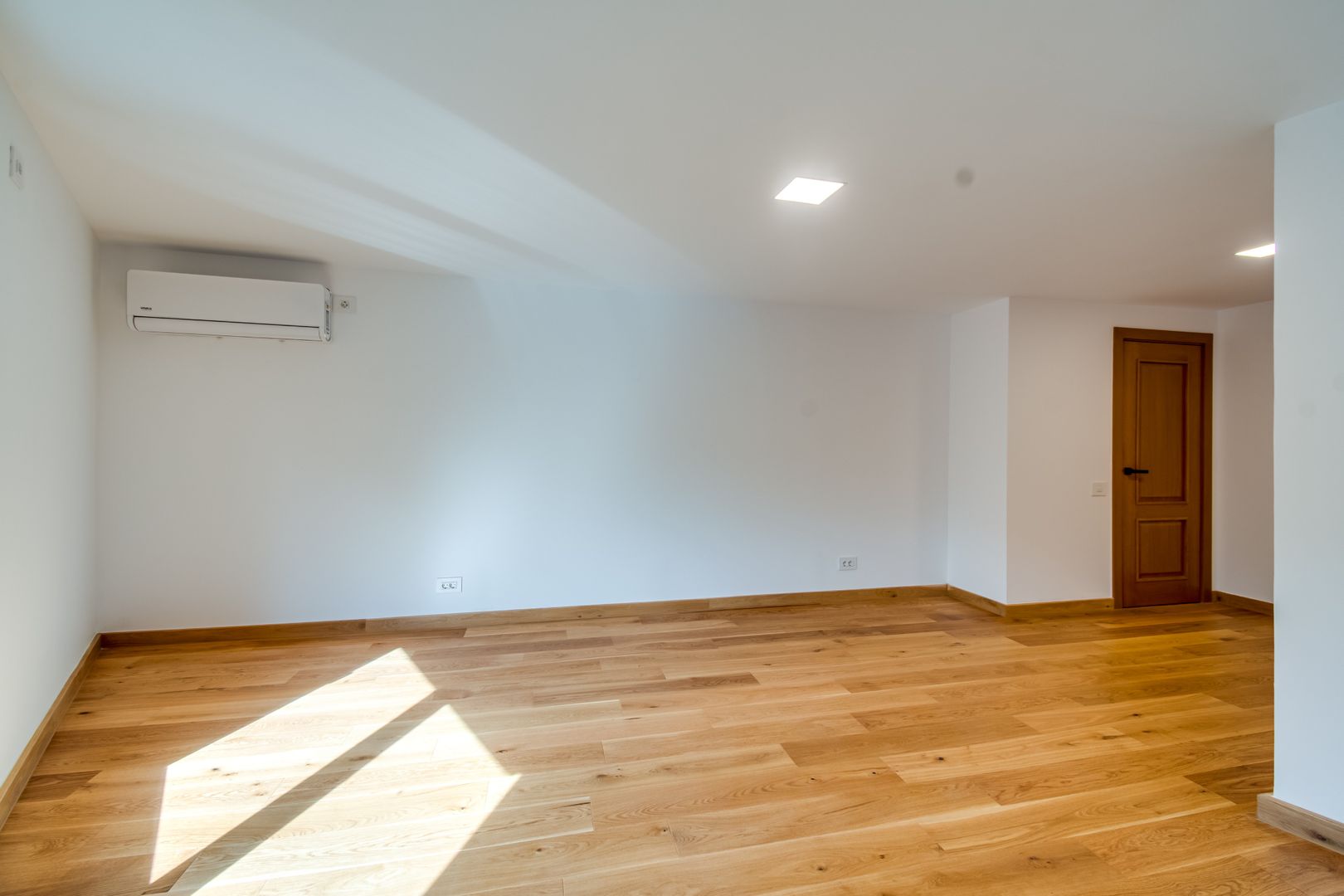 Casă premium cu arhitectură contemporană în cartierul Tei - Poză 13
