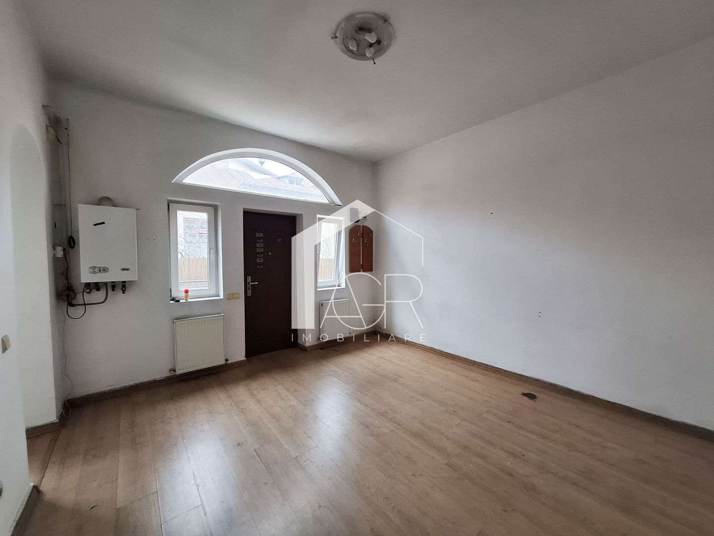 Casa cu 4 camere, zona Central - Poză 12