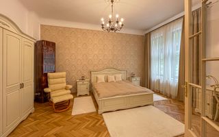 Apartament deosebit cu 3 camere, curte si parcare, aproape de Centru - Poză 2