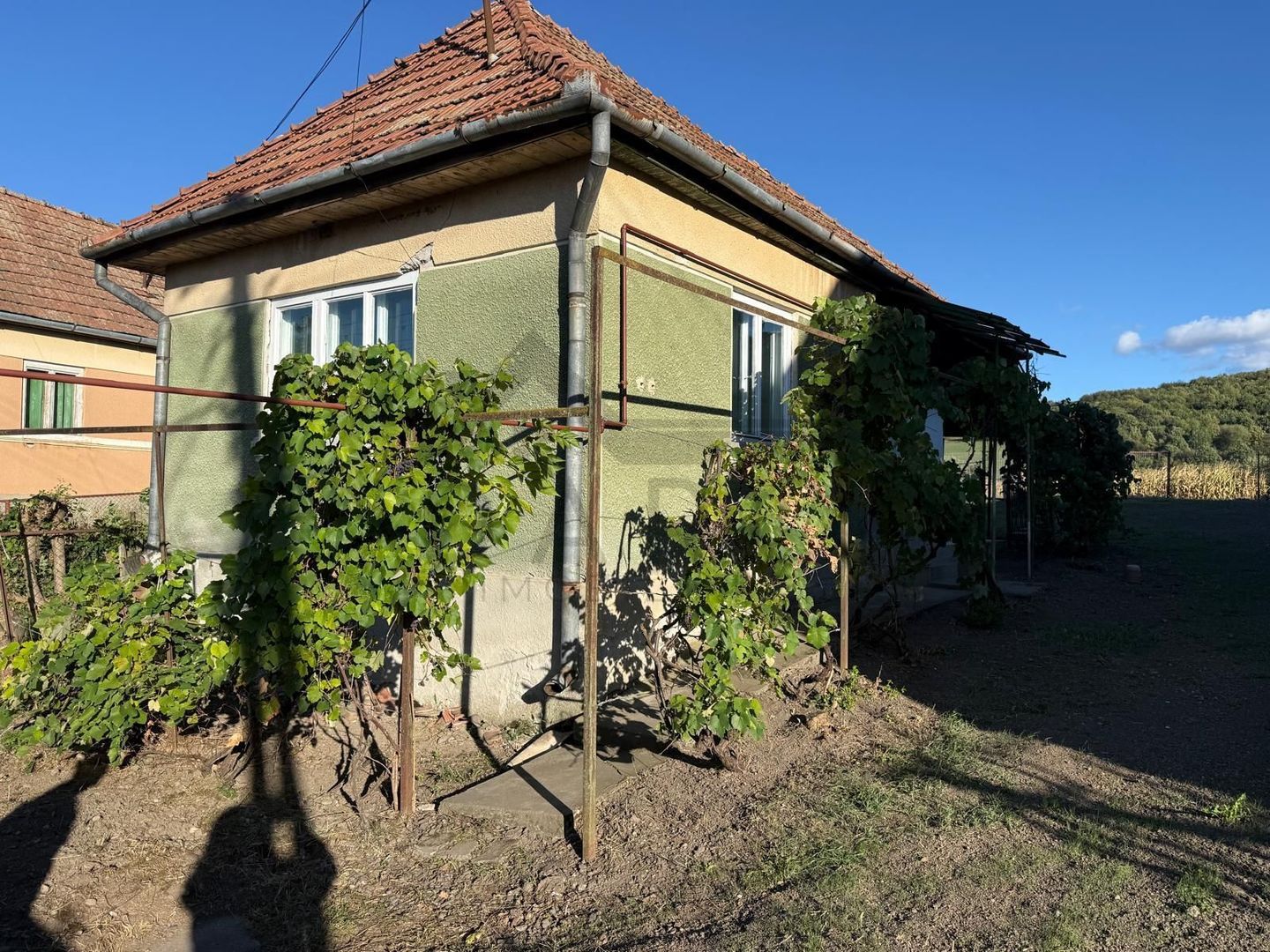 Vând casă in Ernei de 66 mp si teren in suprafață de 2530 mp - Poză 3