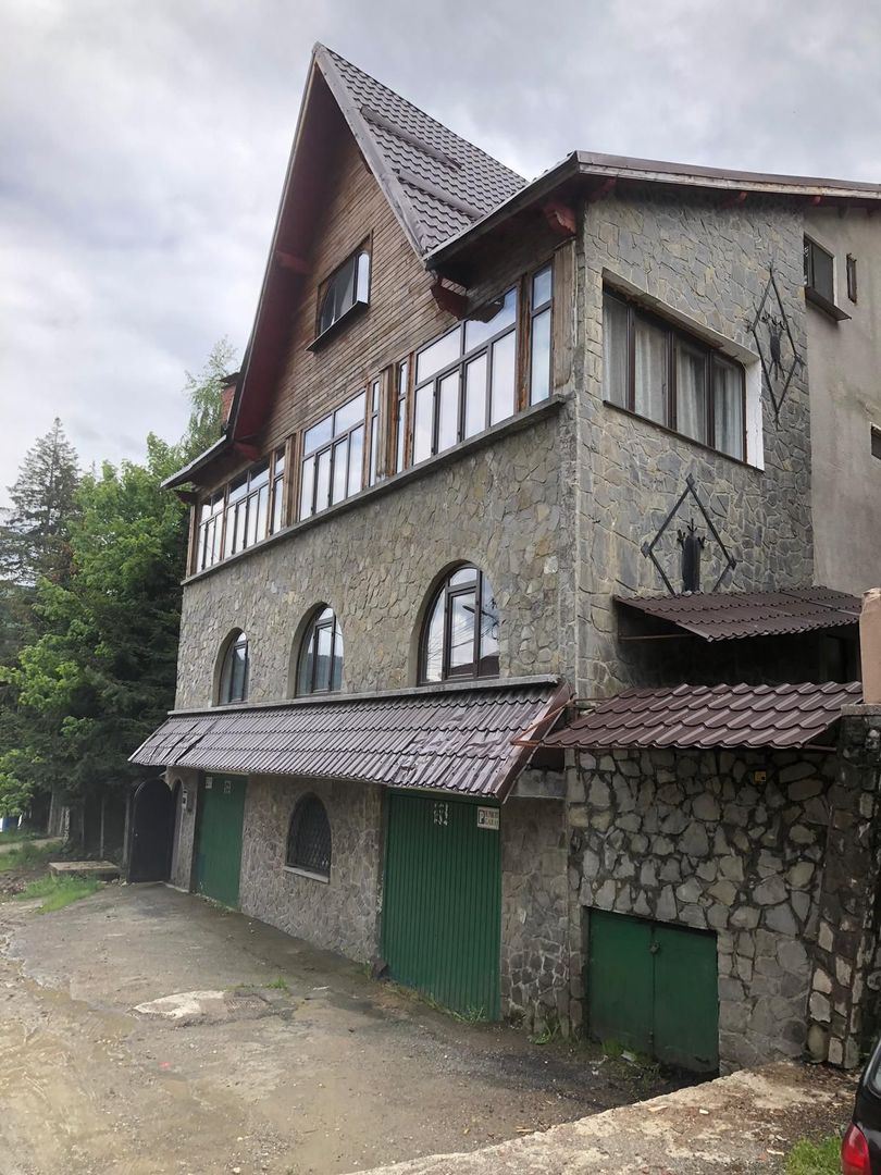 Vila Predeal 500 mp de renovat potential 6 apartamente 3 garaje - Poză 1
