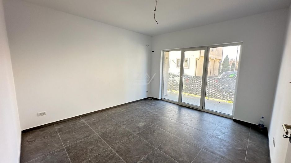 Decomandat. Etaj intermediar. Geam la baie. - Poză 2