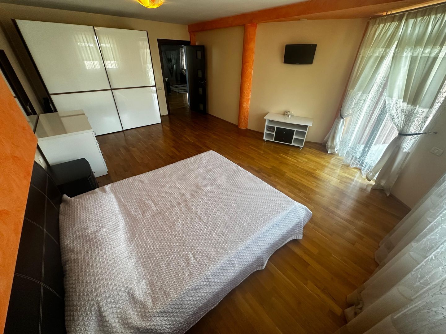 CASA INDIVIDUALA, 9 CAMERE, TEREN 475 MP, MOBILAT/UTILAT, COMIS 0% - Poză 4