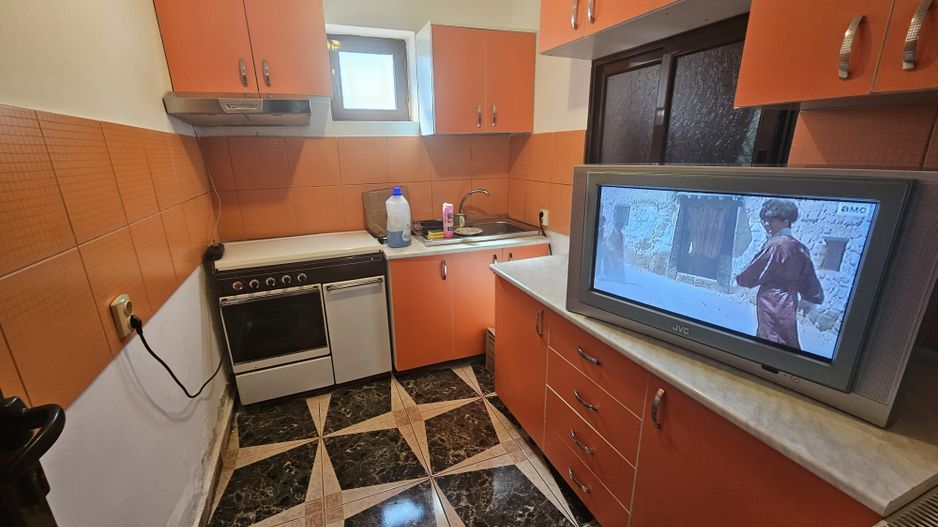 Casă de vânzare în Golești – locație excelentă lângă muzeu - Poză 4