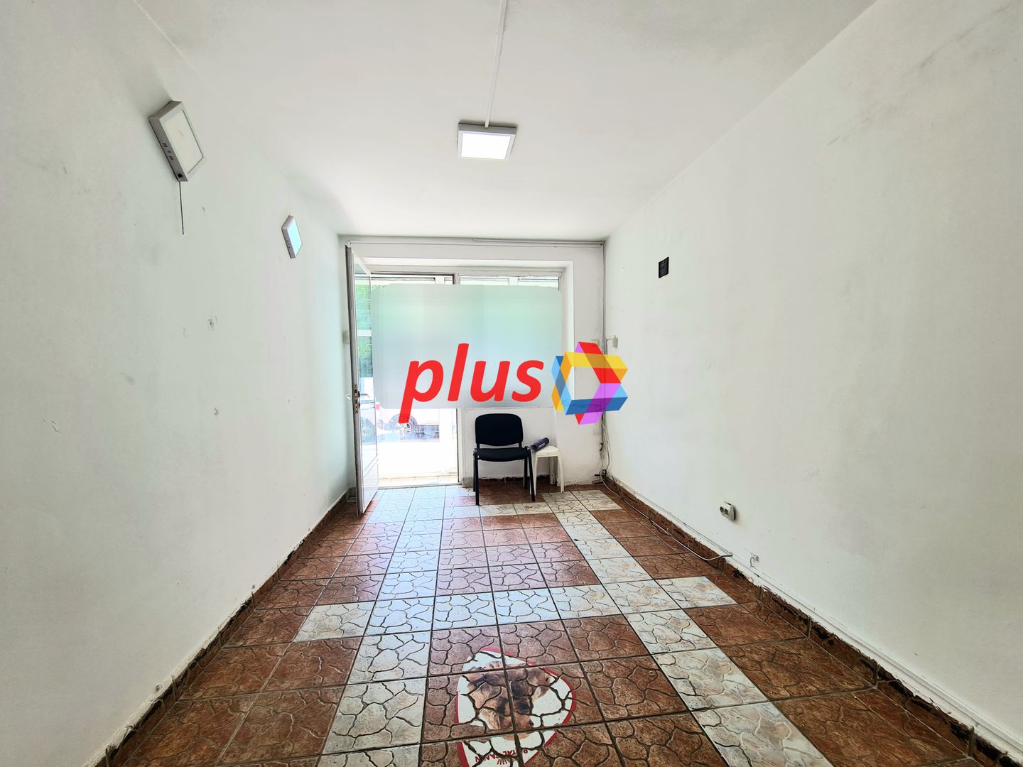 Spatiu comercial de închiriat cu vad Brașov - 55 mp # plus-imo.ro - Poză 2