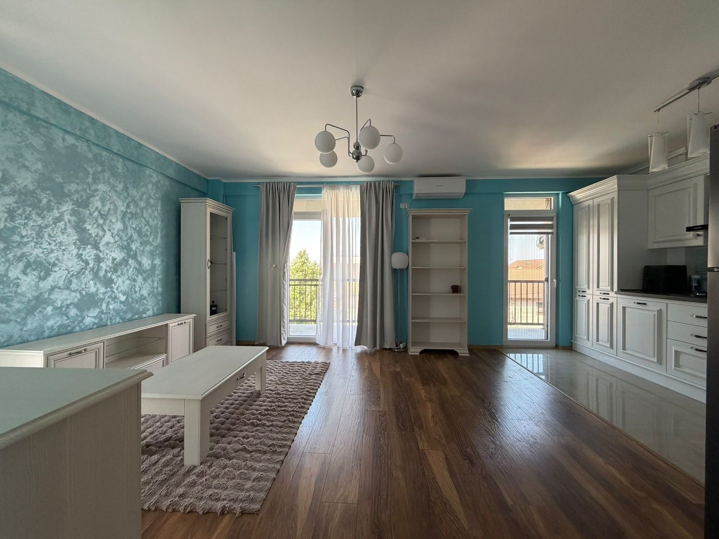 Apartament cu 3 camere, 2 bai si loc de parcare - Poză 1