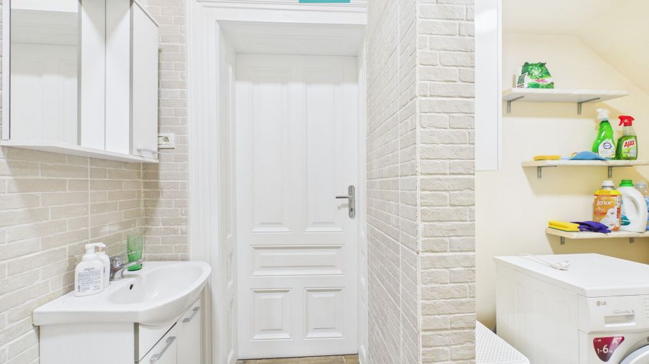 Apartament ultracentral, renovat, cu garaj - Poză 9