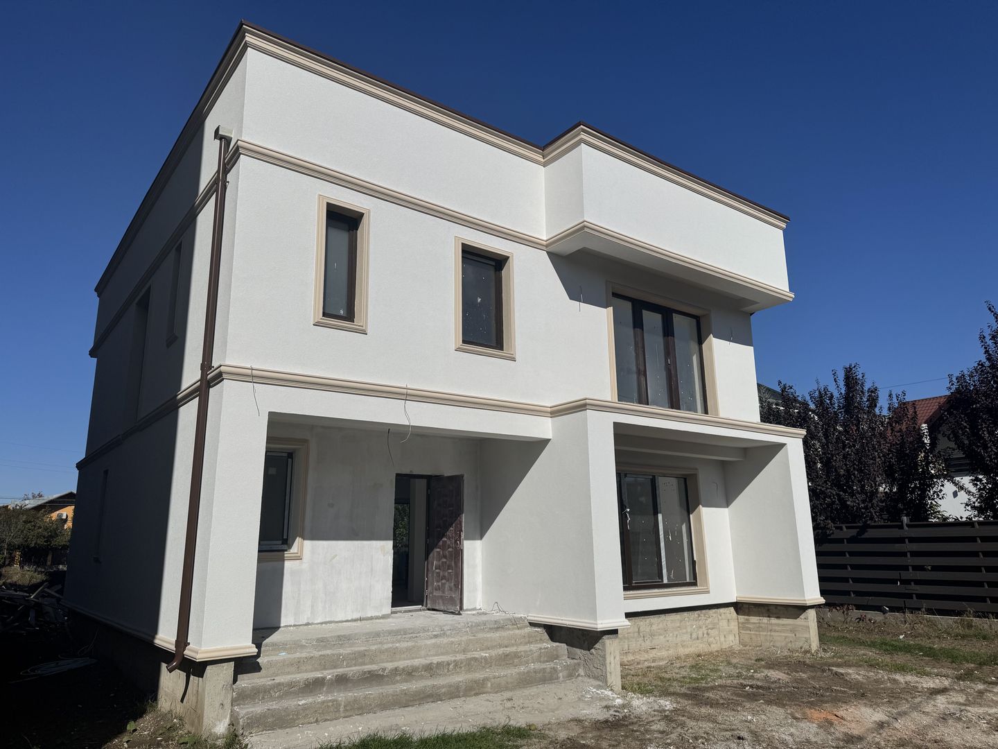 Vila Neoclasica zona CENTRALA Otopeni curte 500m2 - Poză 1