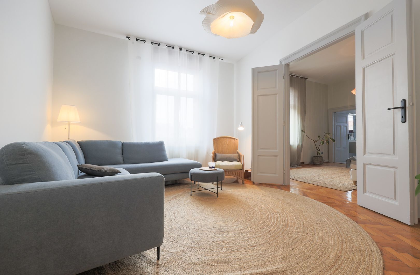 Apartament unic în Arad – Ultracentral, liniște, priveliște superbă - Poză 1