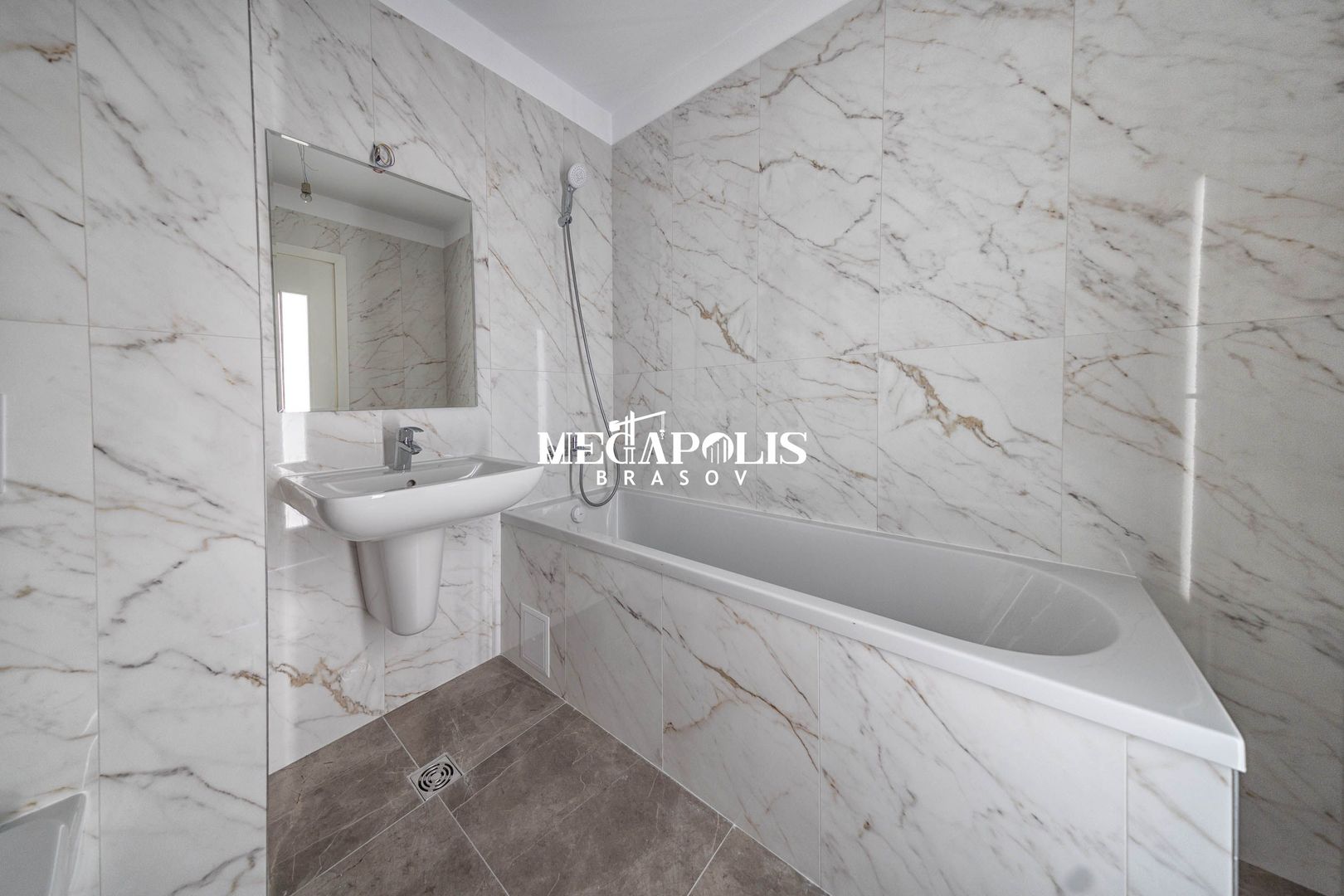 Vanzare apartamente cu 2 Camere  BRASOV  ZONA TRACTORUL - Poză 5