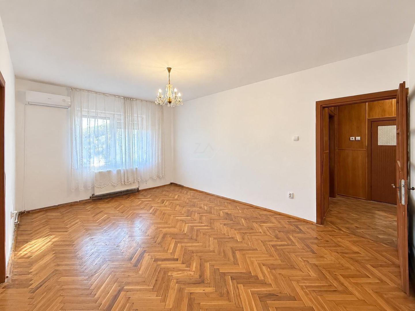 Bloc tip asociatie - zona Kiriac. 4 camere, 3 balcoane. Garaj si boxa. - Poză 3