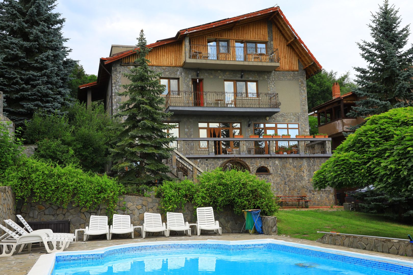 Casă Vilă cu 9 camere și piscină încălzită în localitatea Cornu - Poză 1