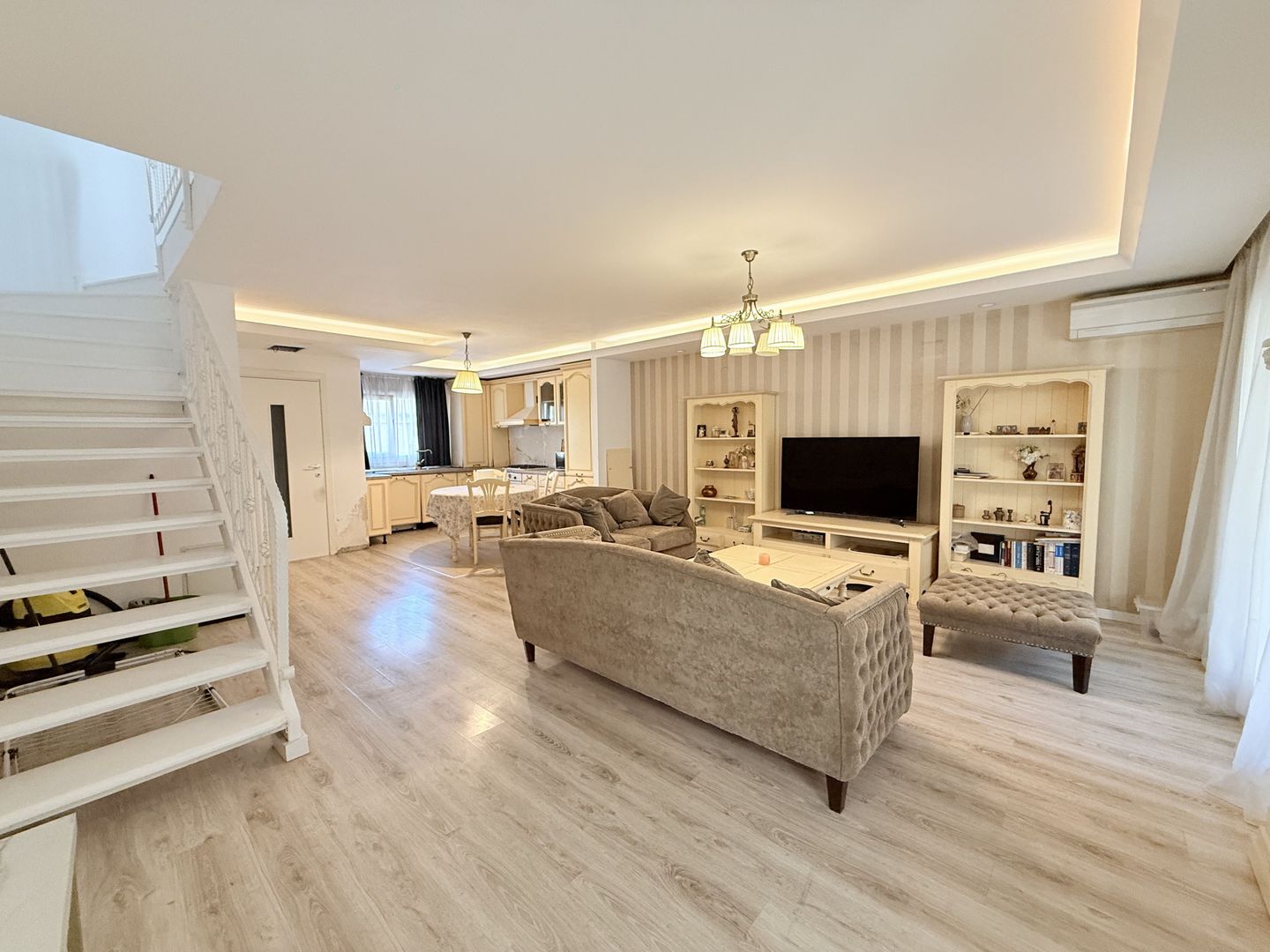 Vila cu 2 dormitoare si 3 bai | Cosmopolis | aproape de Mall | Piscina - Poză 2
