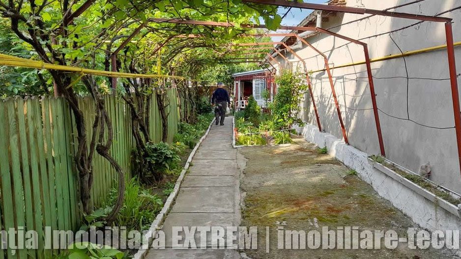 Casă de cărămidă, cu 4 camere, 417mp teren, lăngă Gara de Sud, Tecuci - Poză 4