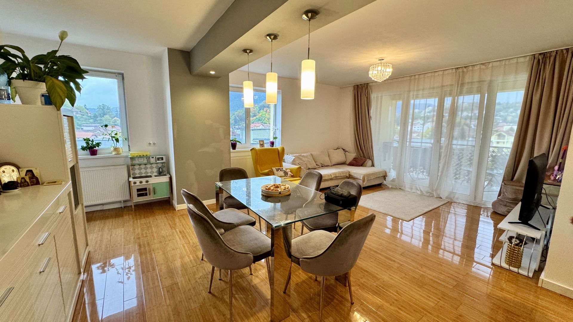 Apartament luminos cu 3 camere, complet mobilat, vedere panoramică spre Tâmpa - Poză 2