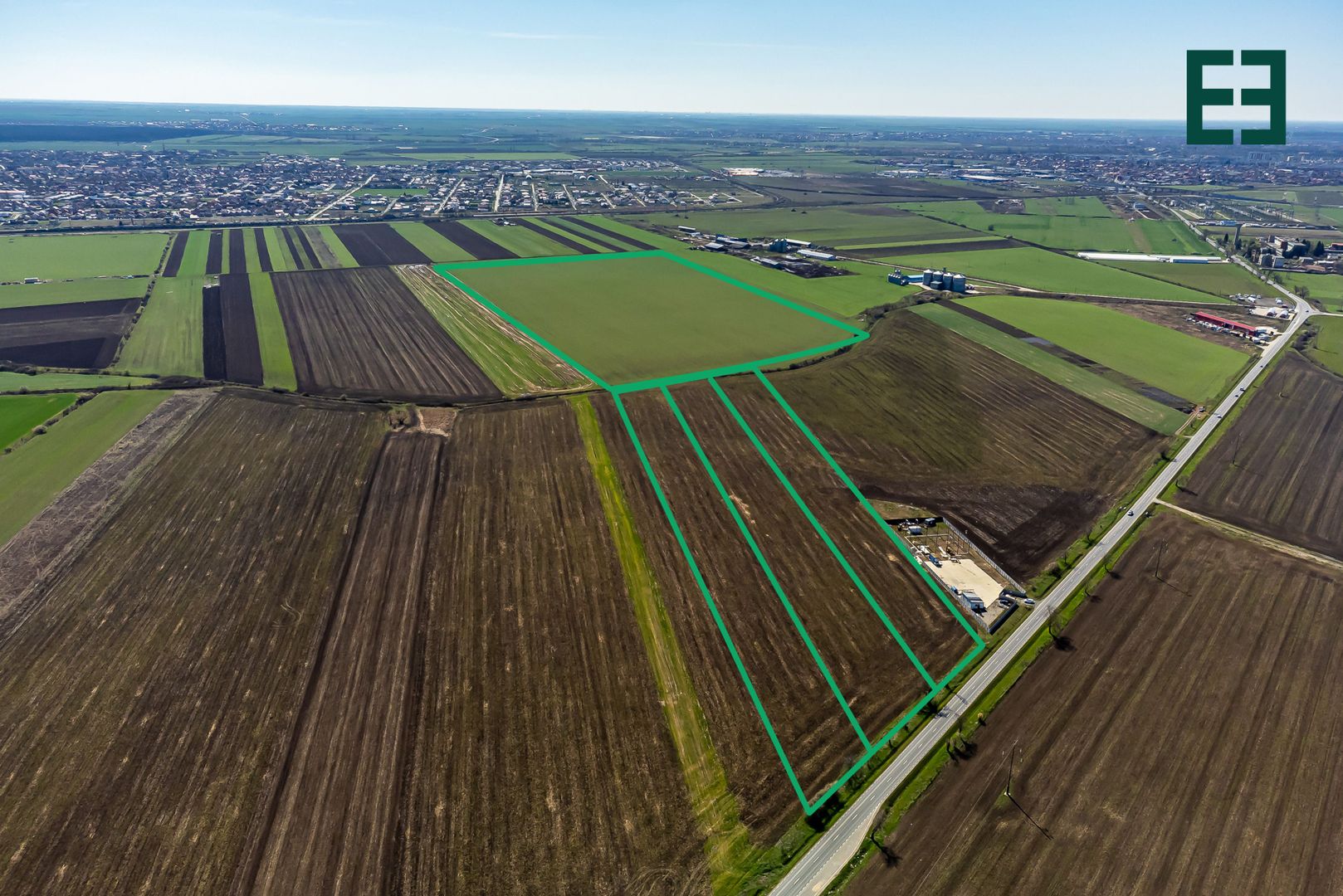 Teren intravilan cu acces la Drum Județean DJ 709 - 275200 mp - Poză 1