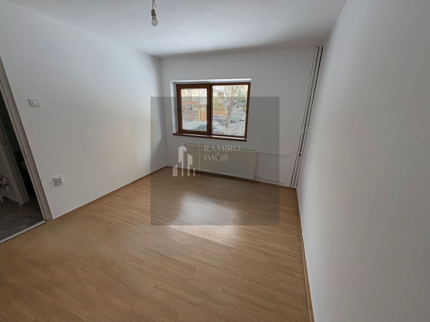 Apartament 2 camere decomandat an 1990 - metrou Eroii Revolutiei - Poză 4