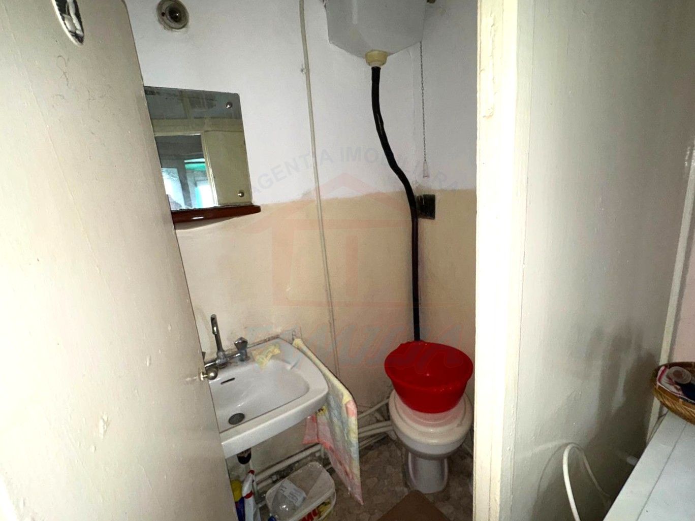 Casă cu arhitectură pragmatică în zona Port - Poză 7