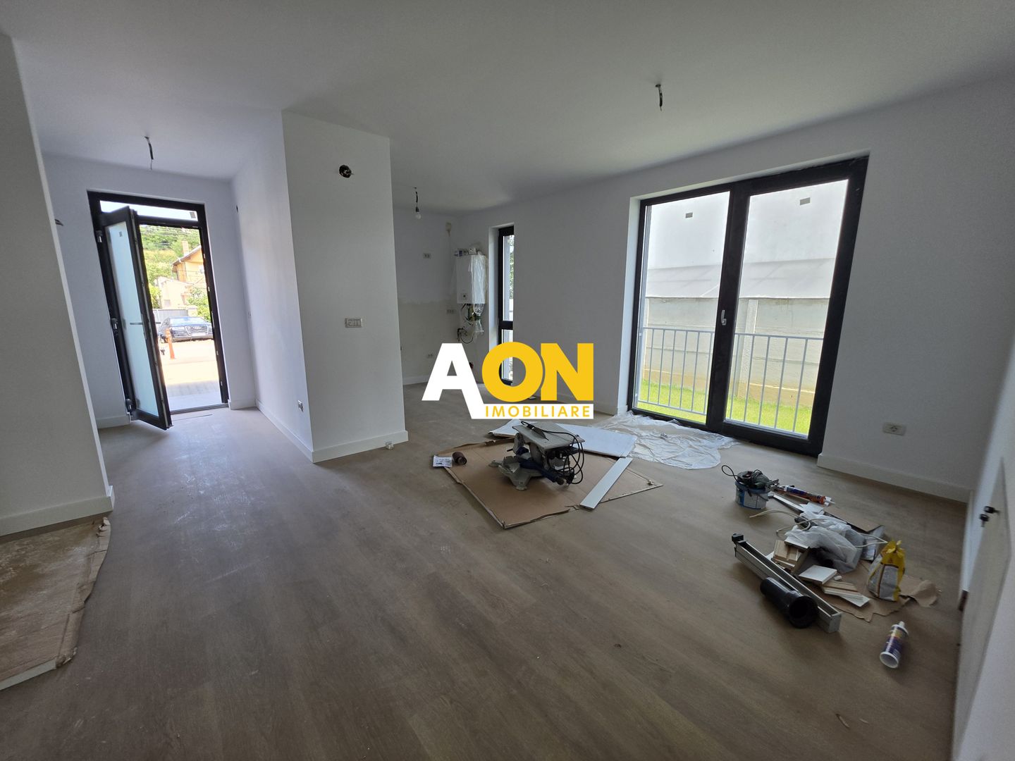 Apartament cu 3 Camere, 2 Bai, 100mp Curte Proprie,  Boxa 40 mp - Poză 3