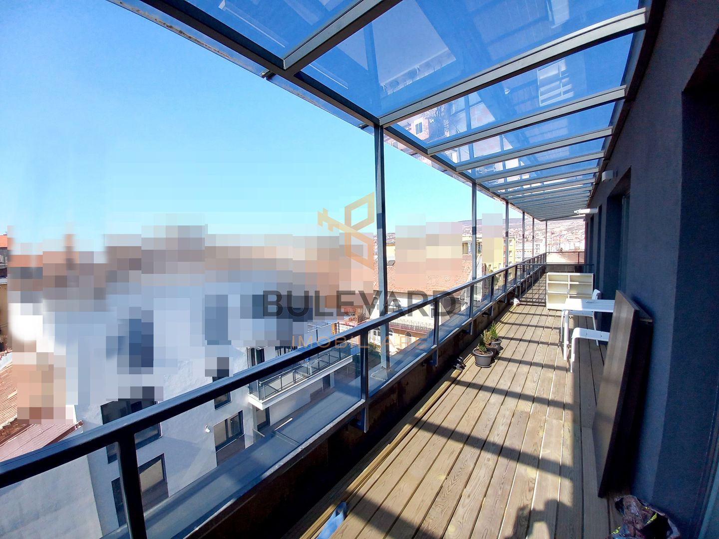 Apartament ultrafinisat 2 camere, terasa, zona semicentrala. - Poză 1
