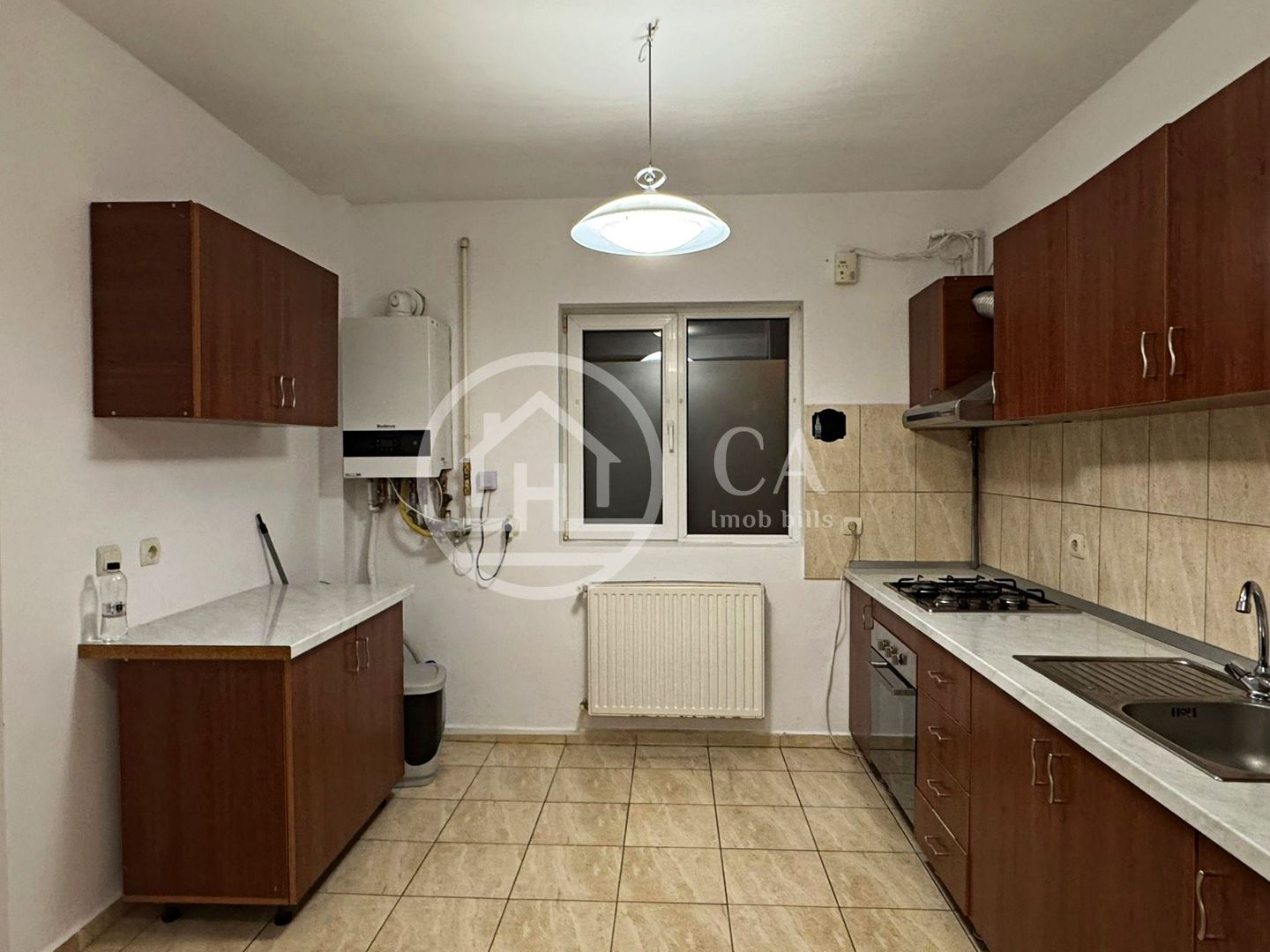 Casă de închiriat cu 4 camere în Cartierul Europa, Oradea - Poză 1