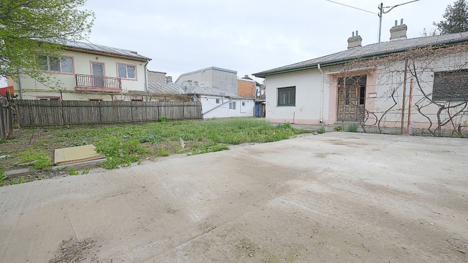 RAHOVA-Str. Muntii Carpati, cu pozitie de colt, casa si teren 580 mp. - Poză 2