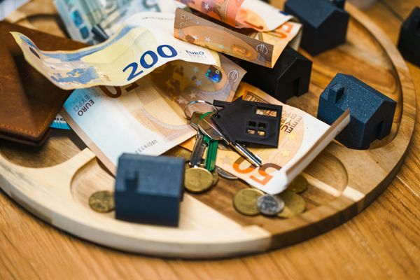 Proprietarul, prețul și prejudecata în piața imobiliară