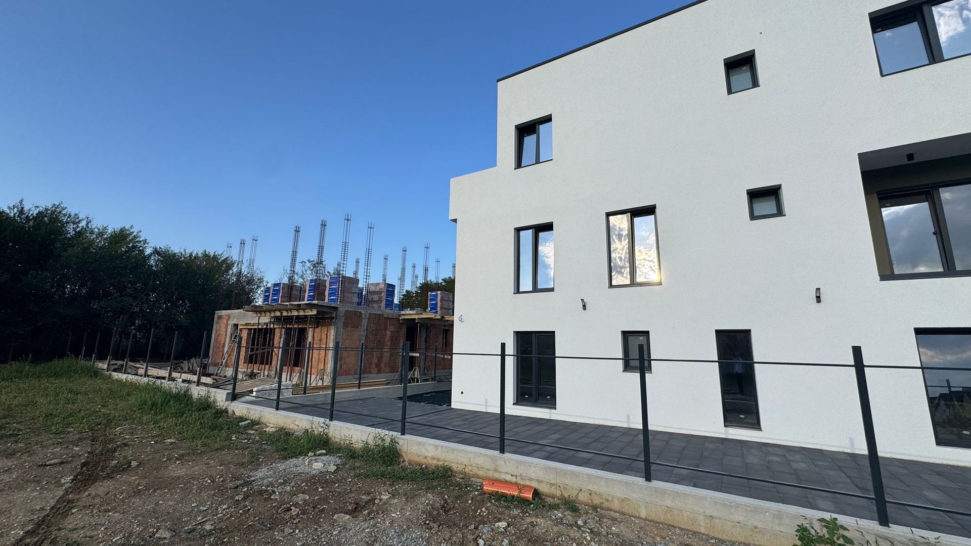 Apartament la Vila, 5 camere si gradina privata - Poză 4