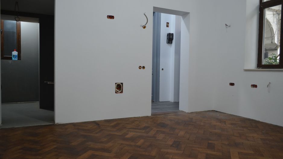 Apartament renovat in cladire interbelica, zona centrala - Poză 10