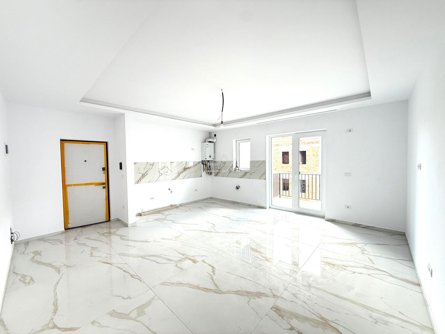 Disponibil imediat. Drum asfaltat. 2 locuri de parcare acoperite. - Poză 1