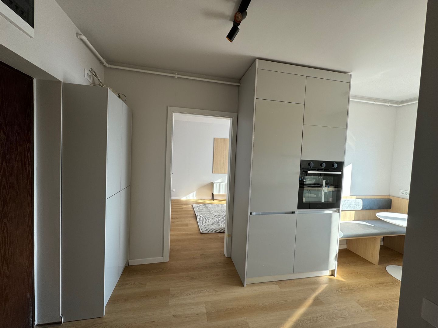 Apartament de închiriat – 2 camere, renovat, vedere panoramică - Poză 4