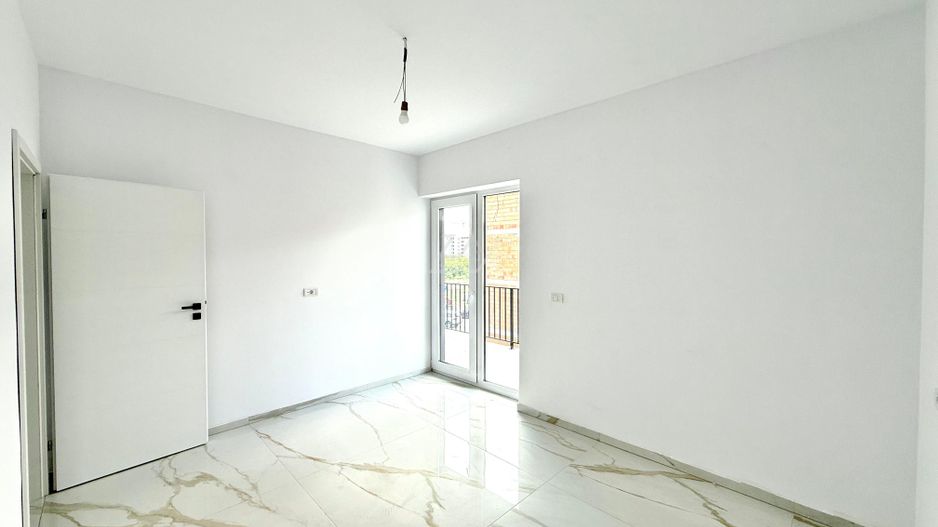 Disponibil imediat. Drum asfaltat. 2 locuri de parcare acoperite. - Poză 6