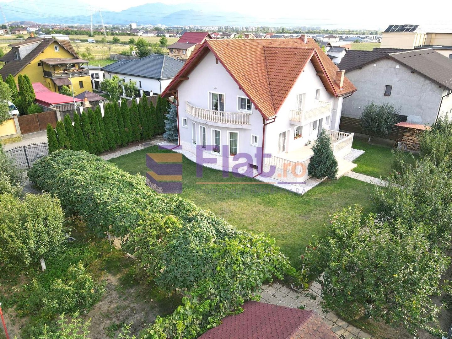 Casă spațioasă și elegantă cu teren  – Sânpetru - Poză 1