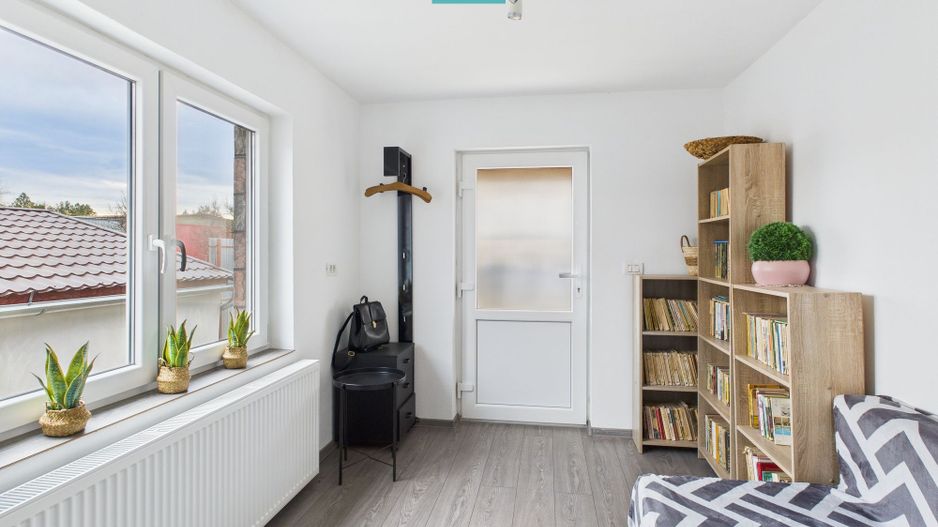 Casă cu 4 camere în Curtici pentru investiții - Poză 8