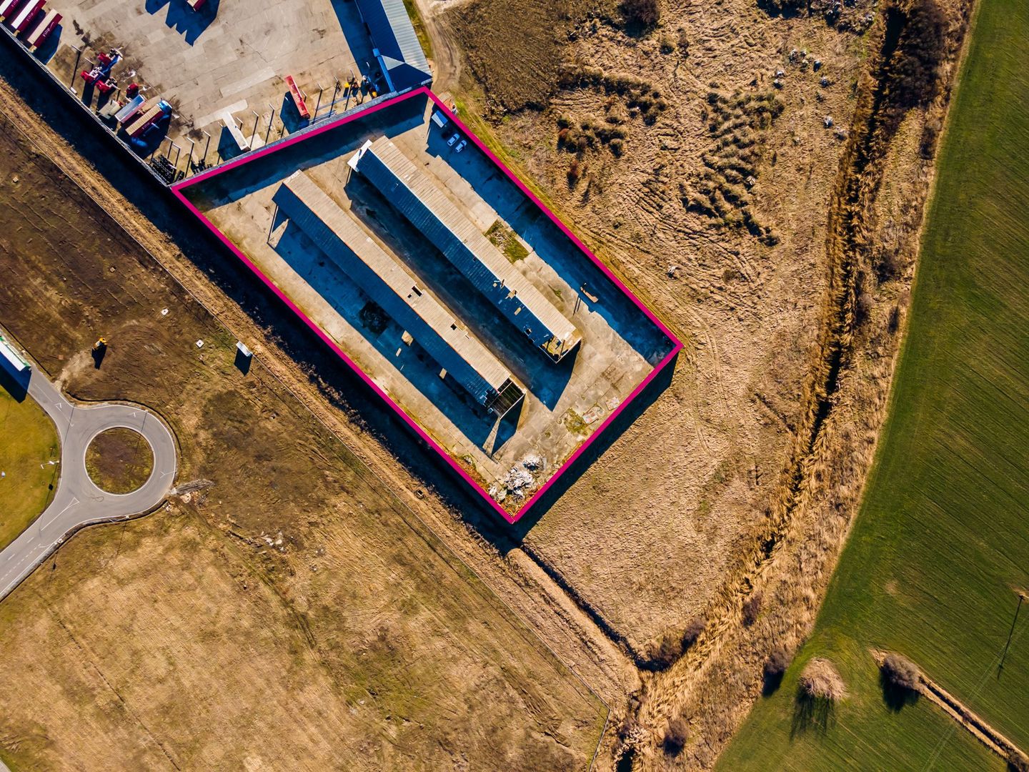 Platformă betonată lângă Autostrada. - Poză 5