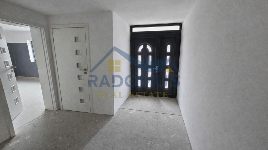 Vila Tătărani - 280 mp utili - 500 mp Teren - 8 Camere + 4 Băi - Poză 2