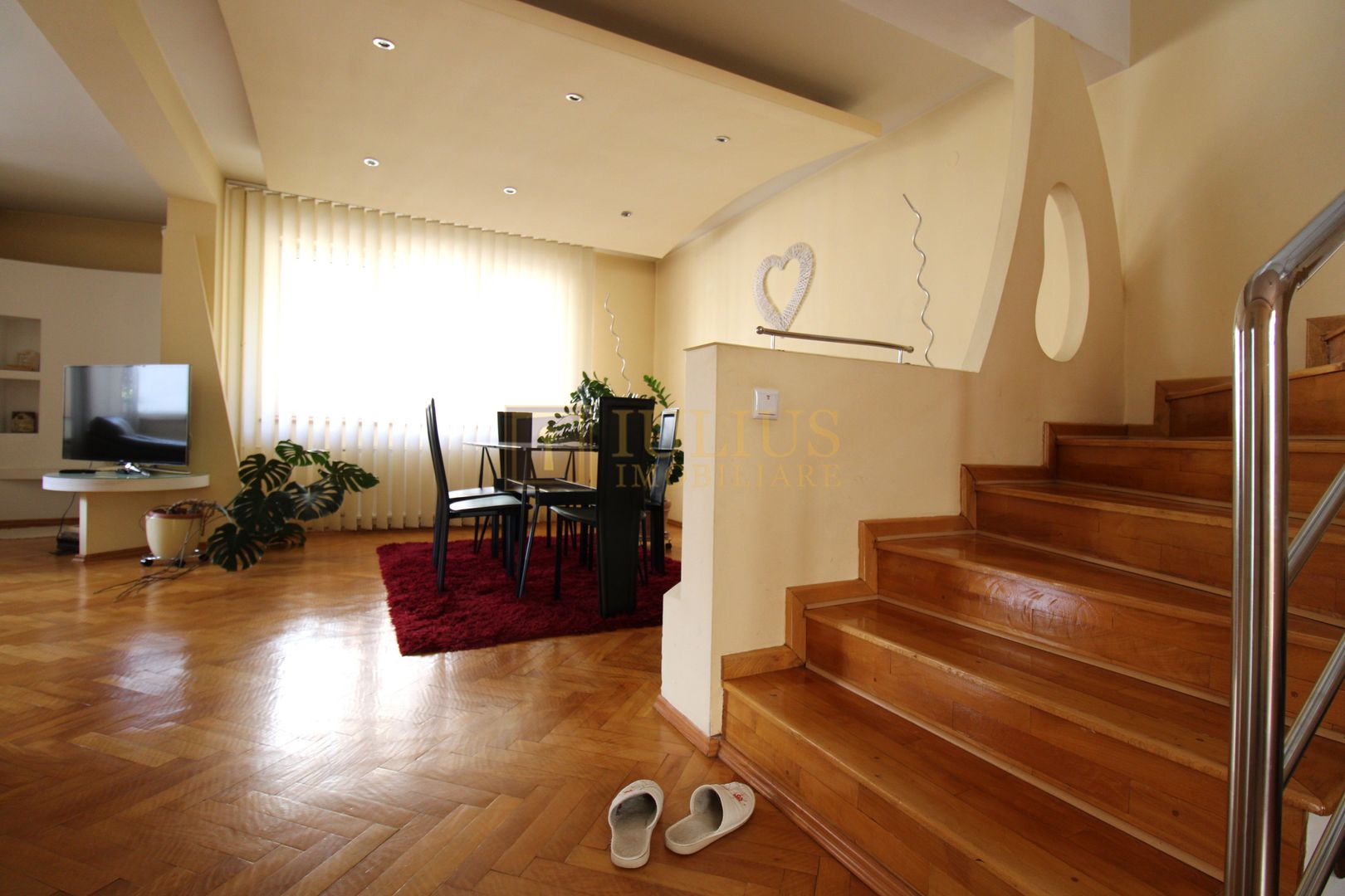 3 dormitoare, 3 bai, living spatios, 2 terase si curte. - Poză 11