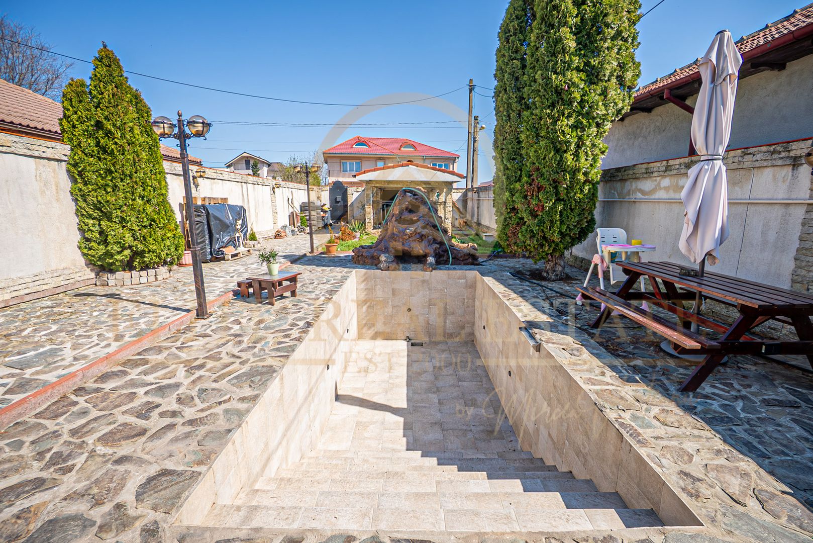 Casa De Vanzare in Palazu Mare - Teren de 455 mp cu Piscina si Garaj - Poză 5