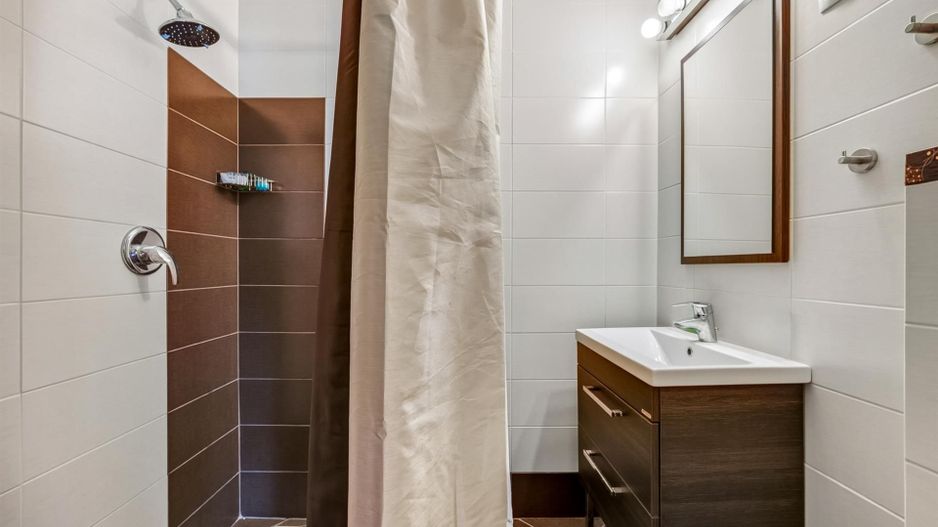 Casa pe 3 niveluri | Terasa cu priveliste | 3 parcari | Pozitie centrala - Poză 32
