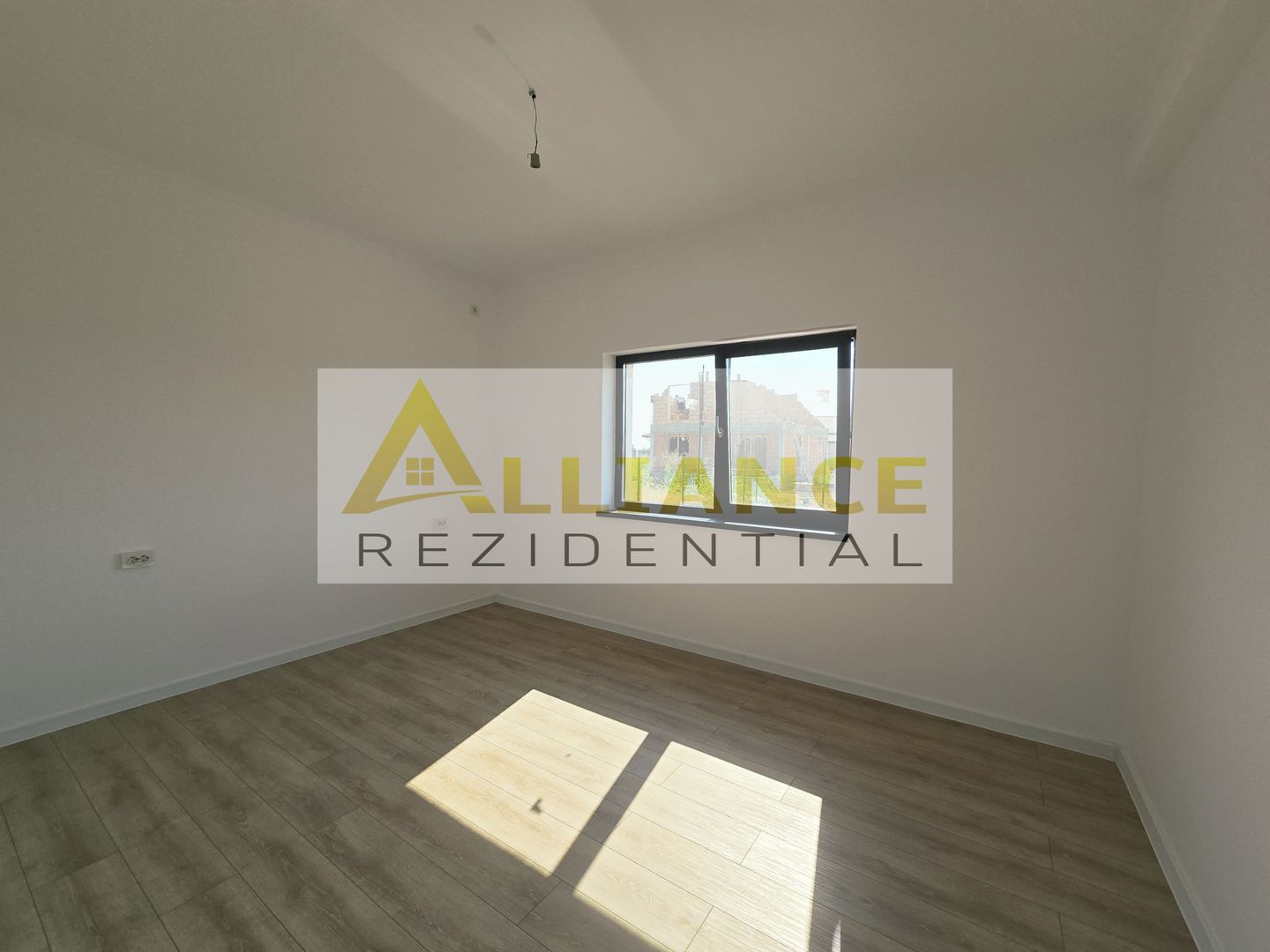 Casa parter-375mp teren-200m de autobuz-beci - Poză 2