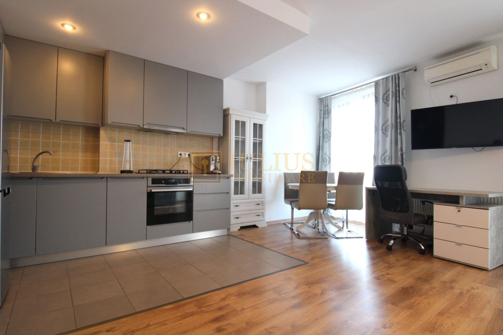 Complex URANUS PLAZA, zona Soarelui; rulouri electrice. - Poză 7