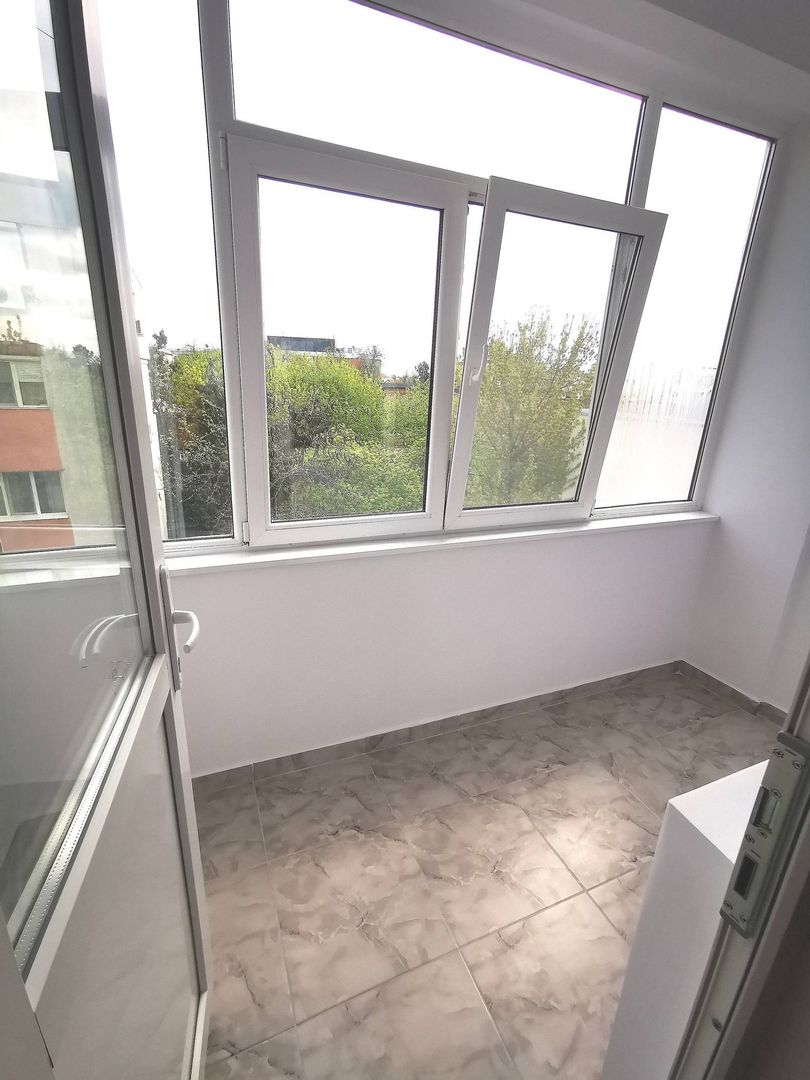De vanzare apartament cu 2 camere, central. et. 3, 79.900 euro - Poză 1