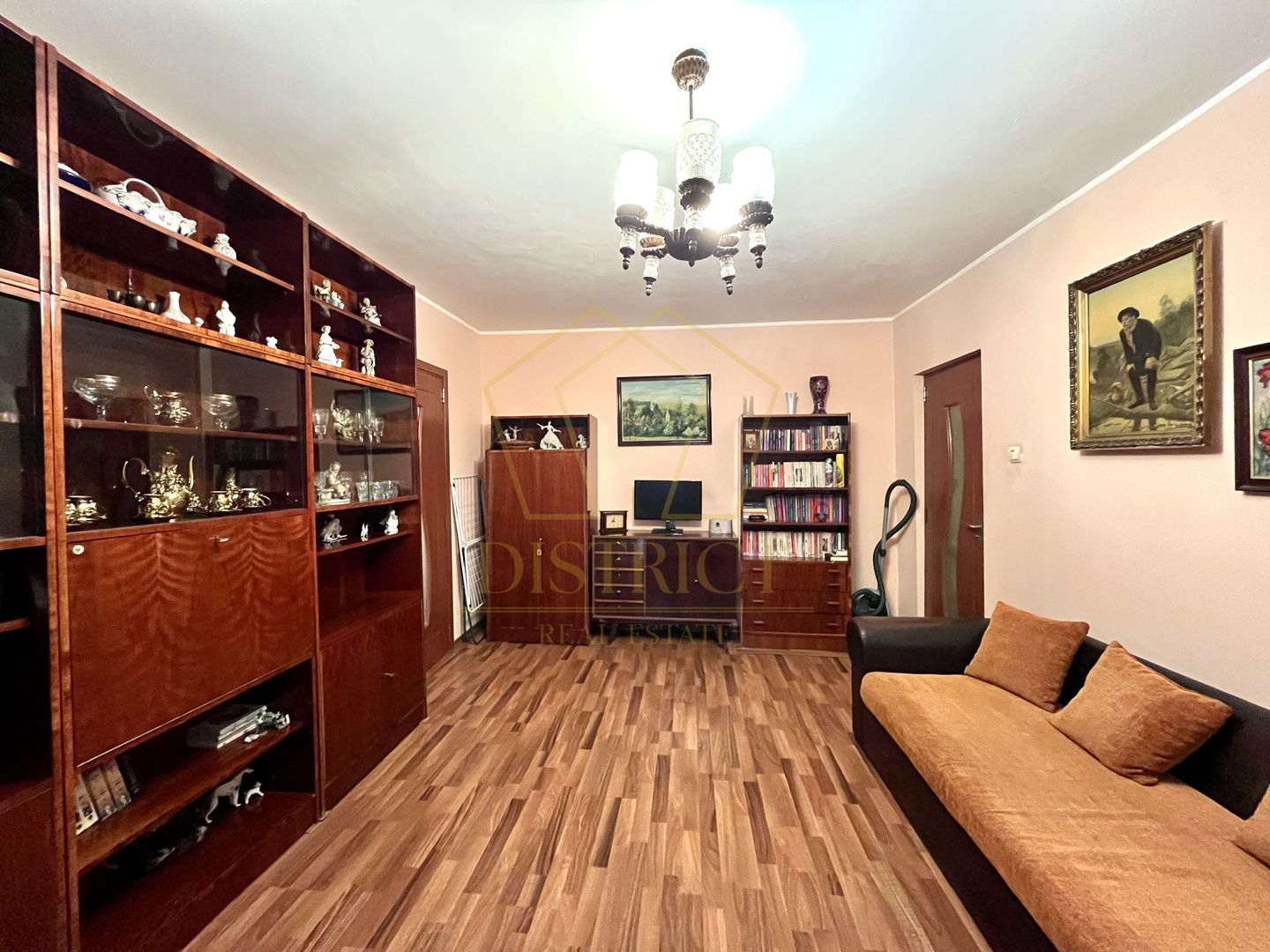 Apartament cu 2 camere și boxa | Dâmbovița | Restaurant Nora - Poză 1