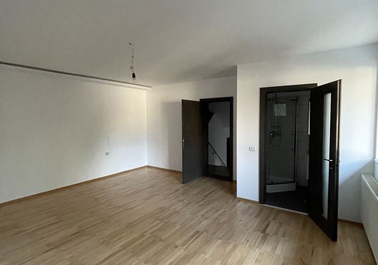 Casă de închiriat - Poză 1