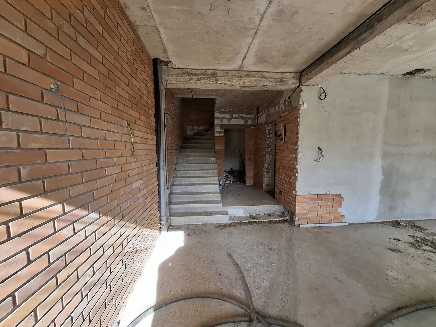 ila cu 6 camere + casă locuibilă pe teren intravilan de 1700 mp, cu vi - Poză 8