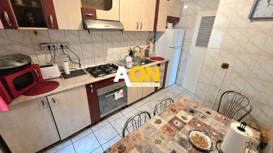 Apartament cu 3 Camere, Etaj Intermediar, Lift, Zonă Ultracentrală - Poză 2