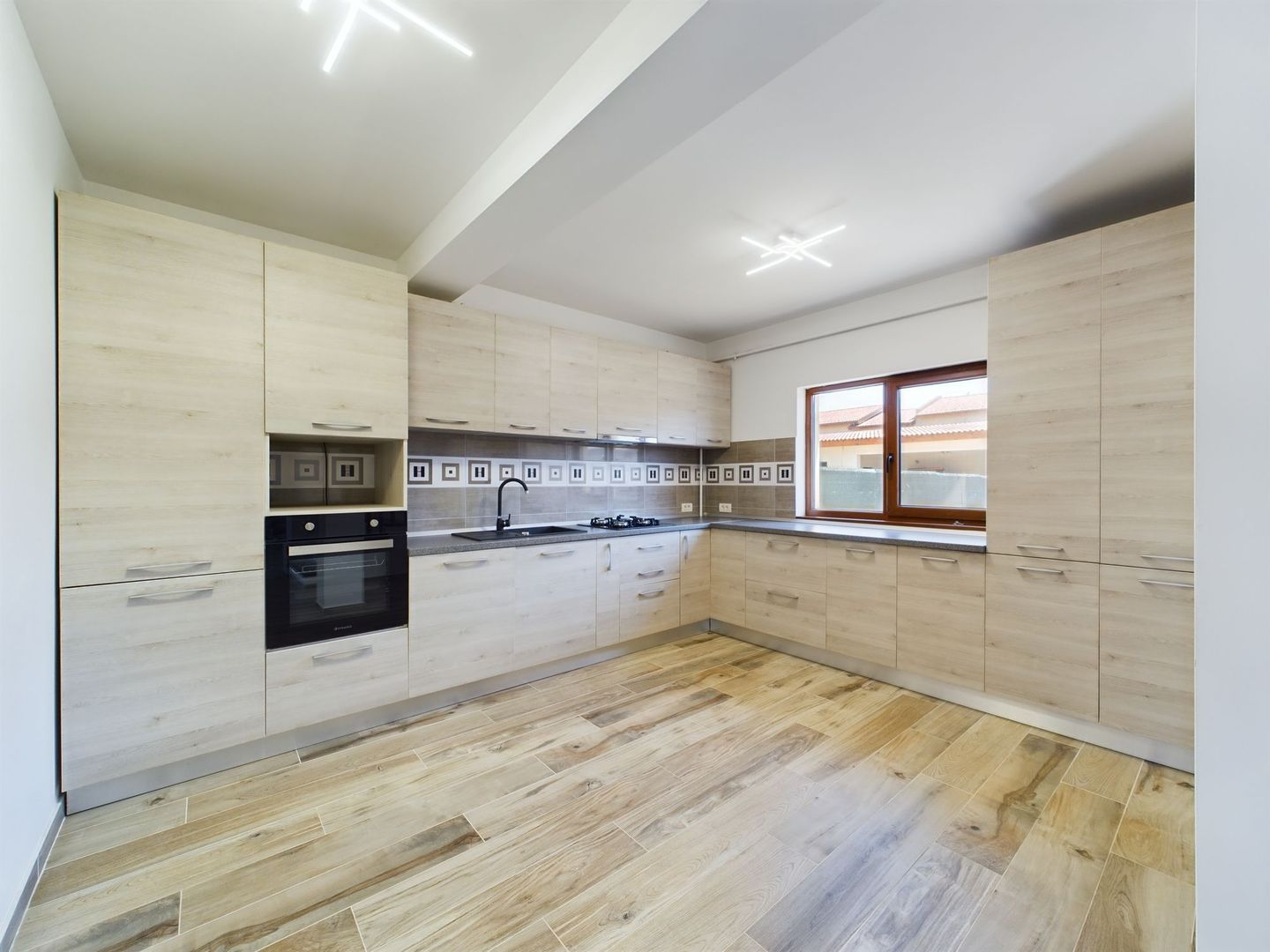 Casă modern finisată și utilată în Săcălaz - Poză 3