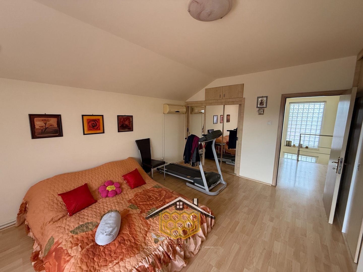 Casa P+1 cu garaj si 950 mp teren in Simnicul de jos -  Comision 0% - Poză 10