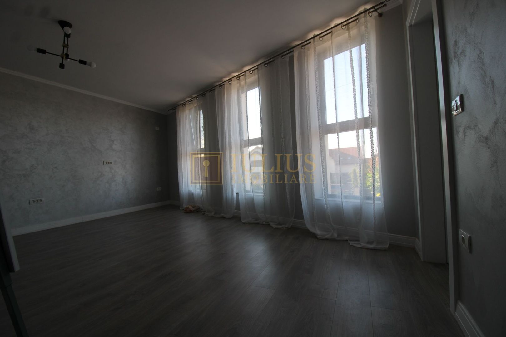 Curte, 4 apartamente, 8 camere, perfectă pt activități educaționale-Dumbravita - Poză 25