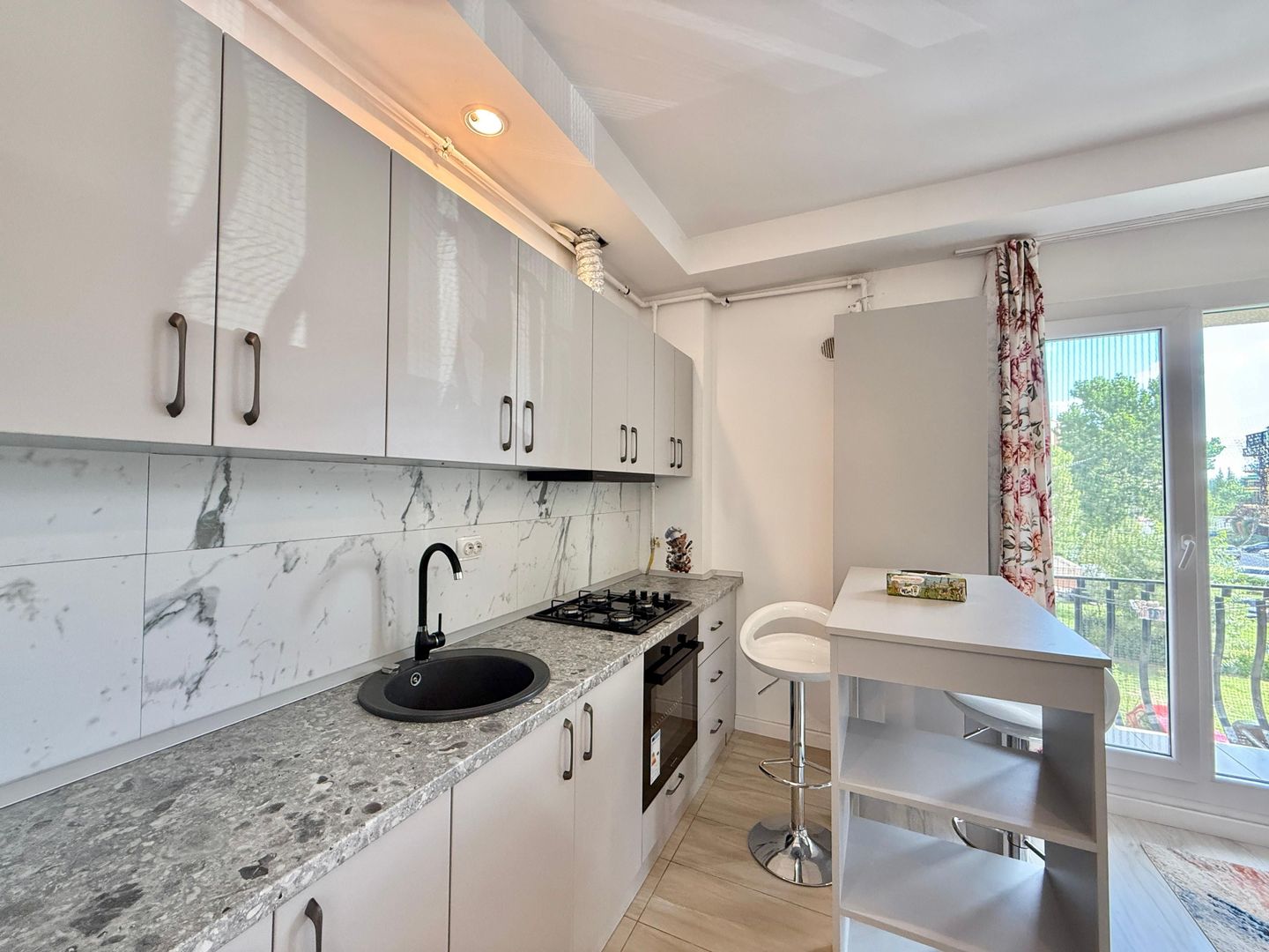 COSMOPOLIS - Apartament cu 2 camere tip studio, mobilat si utilat. - Poză 3